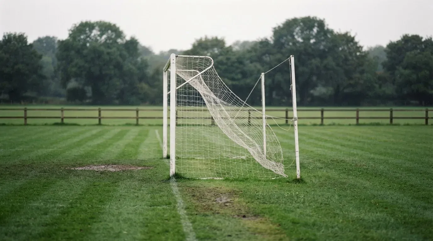 Ein Fussballtor mit locker hängendem Netz auf einem Trainingsplatz, das sich leicht im Wind bewegt.